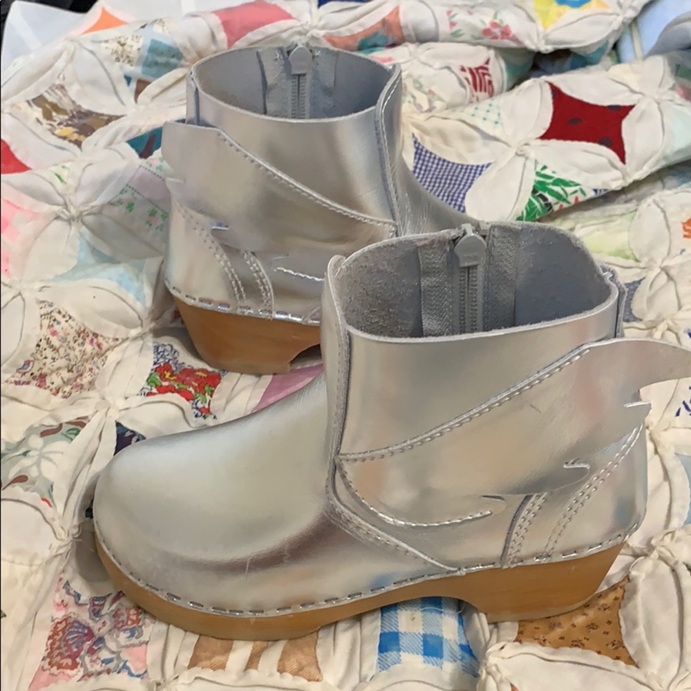 Hanna Anderson silver clog style booties
